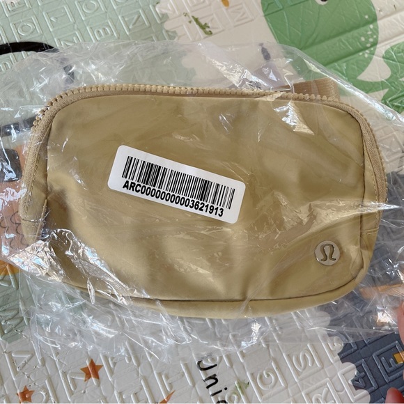 Everywhere Belt Bag - Picture 7 of 8